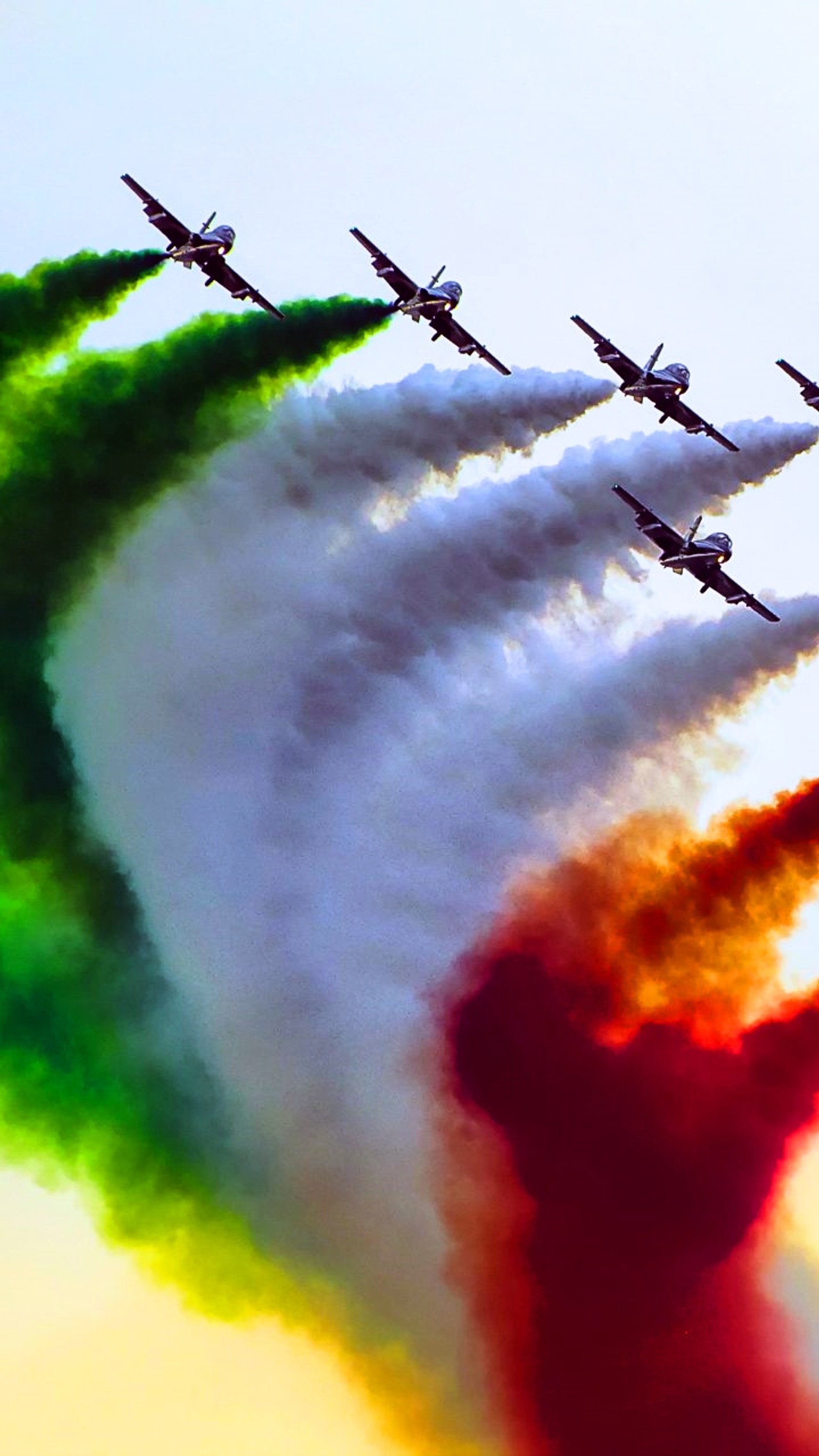 Há muitos aviões voando em formação com fumaça colorida (aeronave, aviões, show)