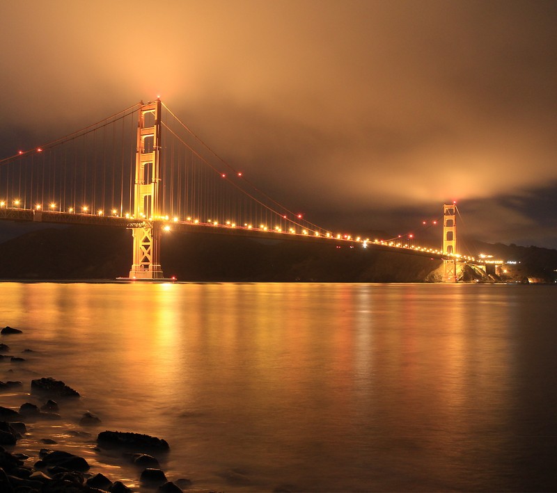 Вид на мост ночью с огнями, отражающимися в воде (мост, калифорния, california, туман, золотые ворота)