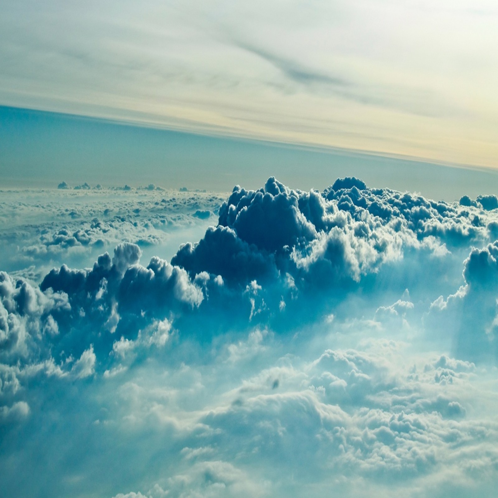 Vue d'un ciel nuageux depuis un avion (au dessus, bleu, nuages)