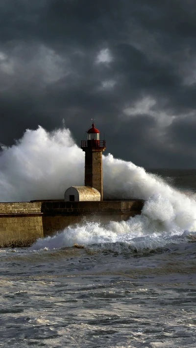 Mares grises y tormentosos que rodean un faro