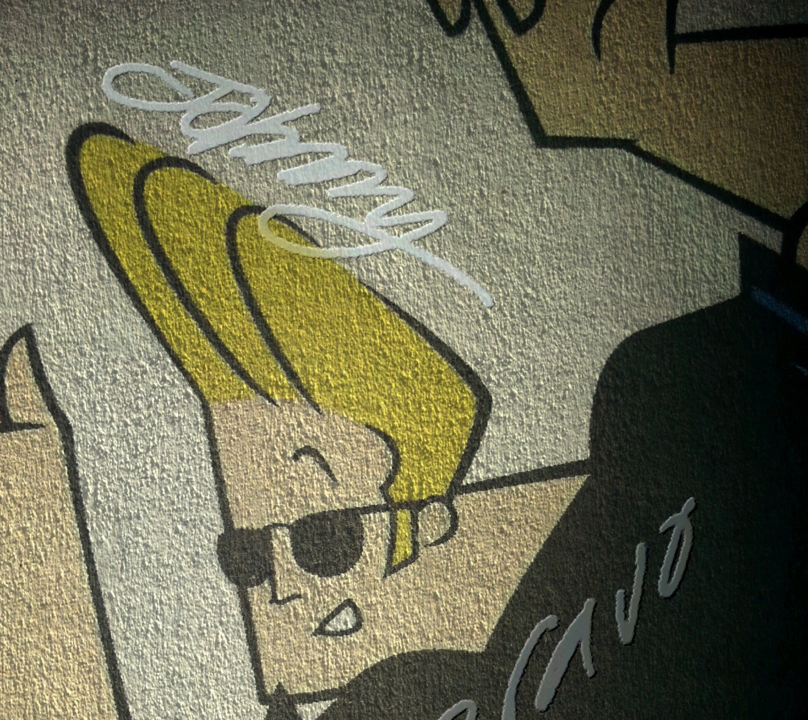 Graffiti eines mannes mit gelben haaren und sonnenbrille an einer wand (zeichentrick, charakter)