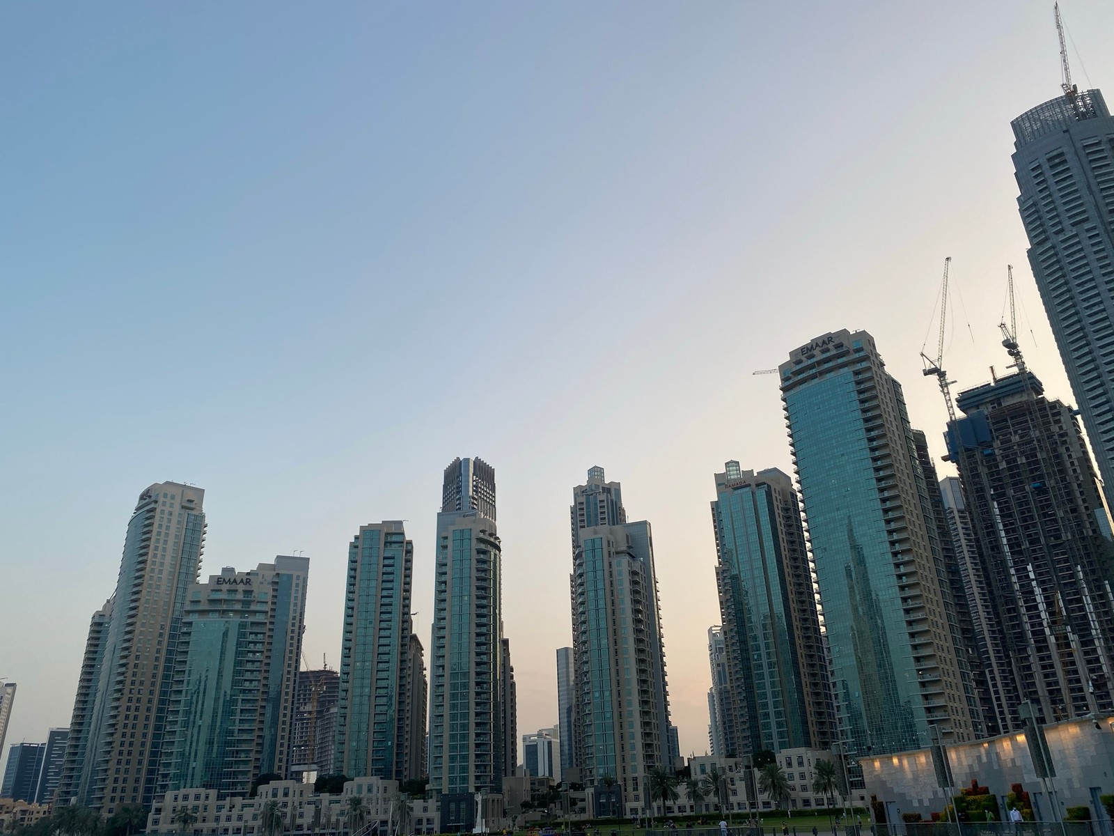 Vista arquitectónica del horizonte de la ciudad con muchos edificios altos (dubái, dubai, bloque de torre, día, ciudad)