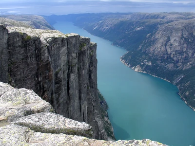 Majestätischer Fjord mit Kliffabbrüchen, die über ruhige Gewässer blicken