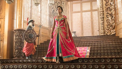 Jasmin in einem lebhaften pinken Kleid im königlichen Palast in Aladdin (2019)