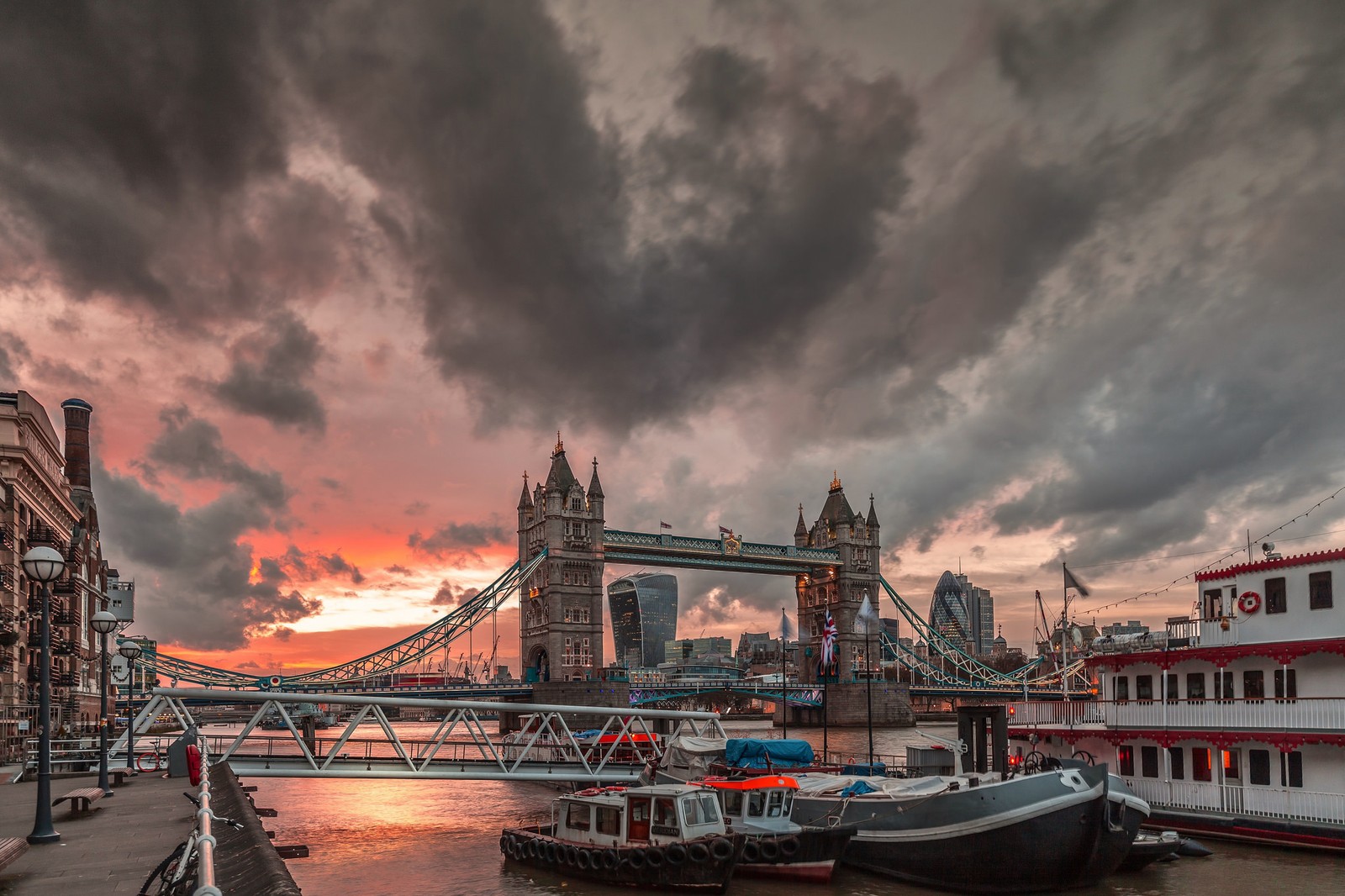 Вид моста и лодок на воде на закате (tower bridge, облако, город, вечер, рассвет)