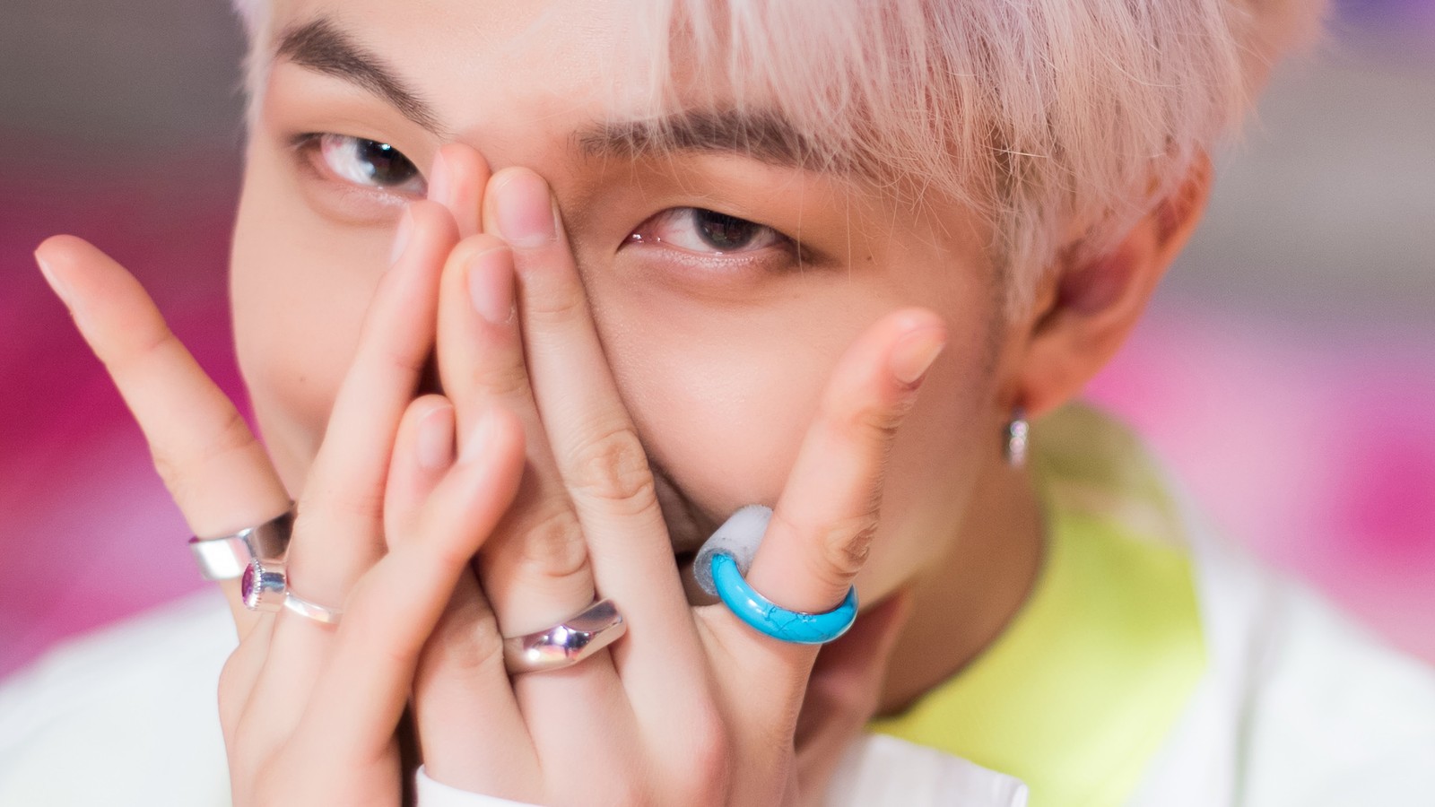 Nahaufnahme einer person mit einem ring am finger (kim nam joon, bts, bangtan boys, kpop)