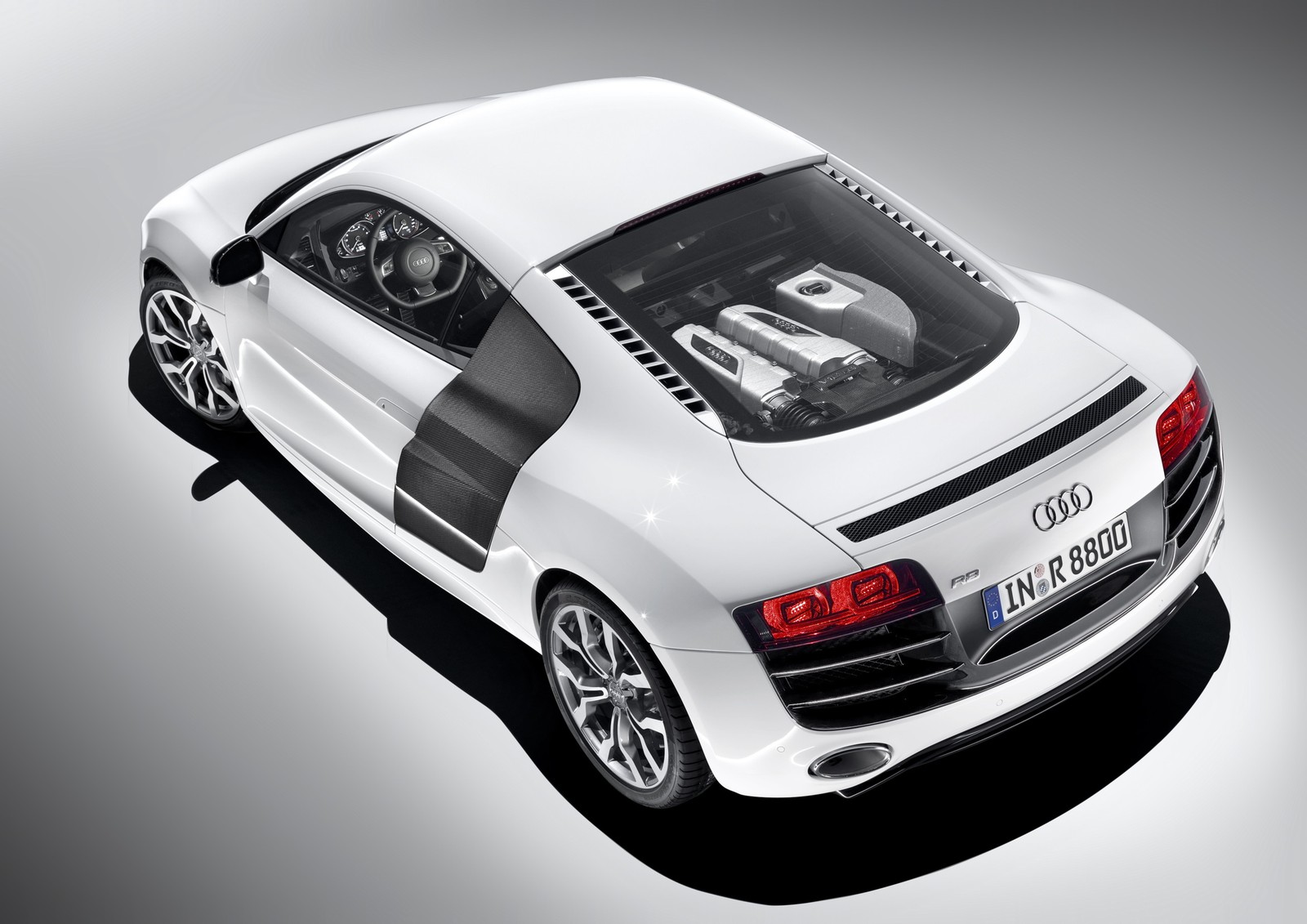 Um close de um carro esportivo branco com um número no capô (audi r8, carro, audi, carro esportivo, motor v10)