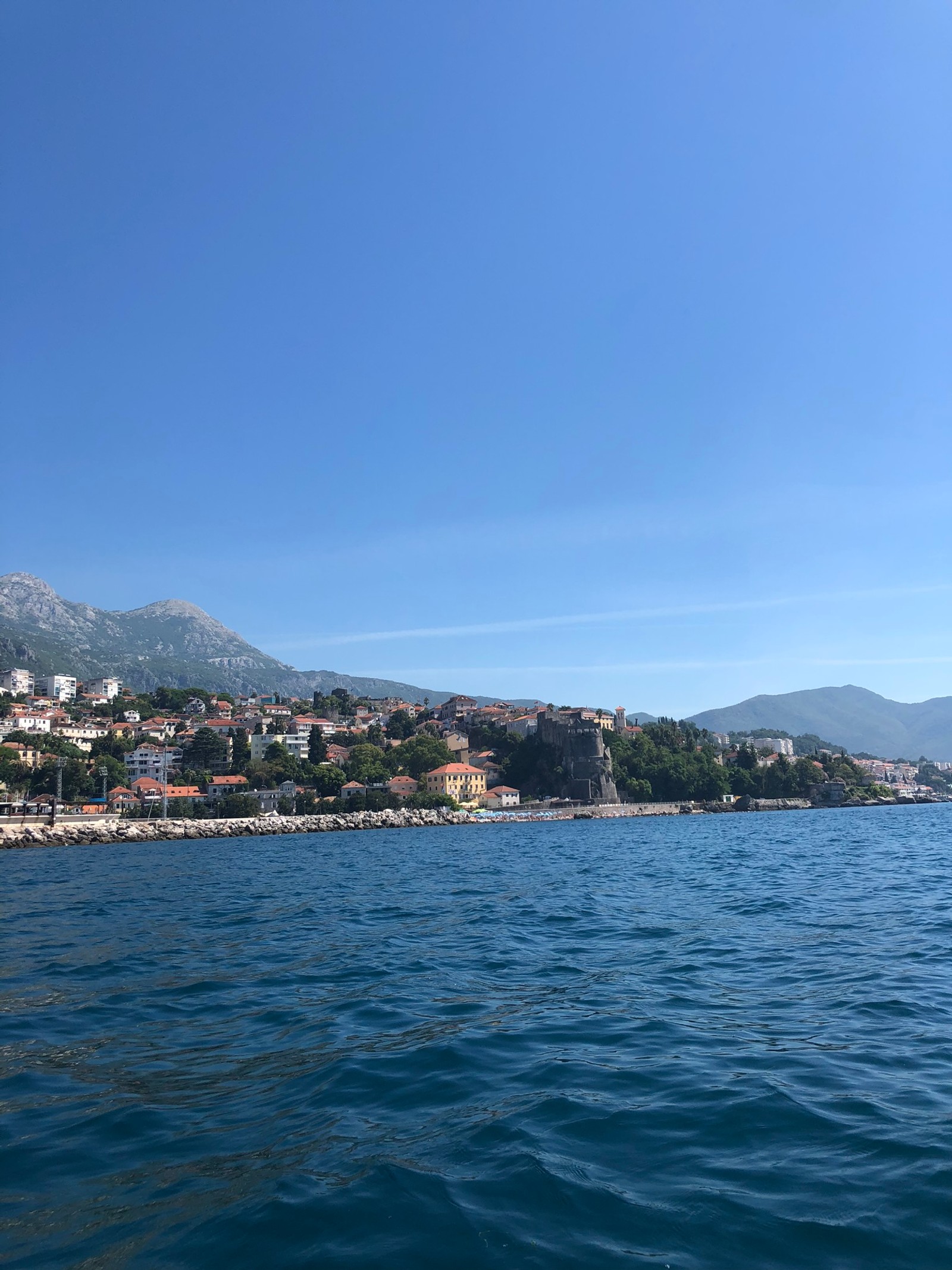 Vue d'une ville sur une colline surplombant l'eau (mer, eau, formes montagneuses, ressources en eau, voie navigable)