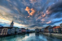 Réflexion du soir sur la voie navigable de Zurich avec un paysage nuageux dramatique