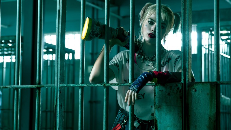 Женщина в тюрьме, держащая банан (harley quinn, тюрьма, птицы хищники, 2020, фильм)