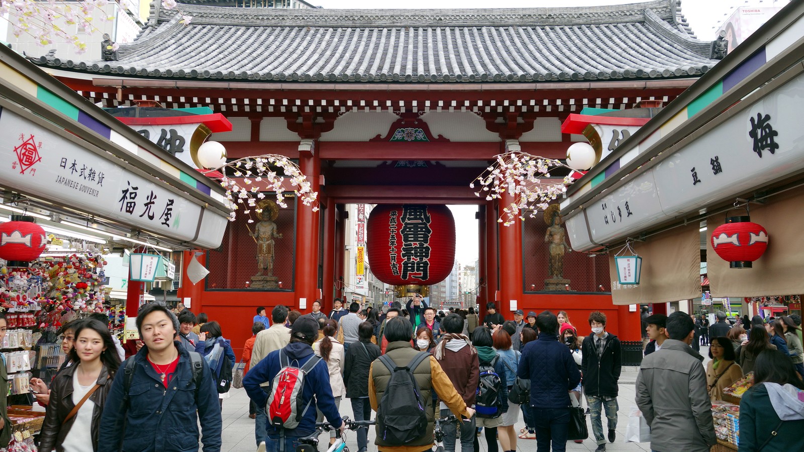 Menschen gehen durch eine belebte straße in einer chinesischen stadt (tourismus, shinto schrein, tempel, buddhistischer tempel, schrein)