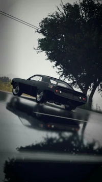 Coche de músculo Dodge vintage en una carretera lluviosa