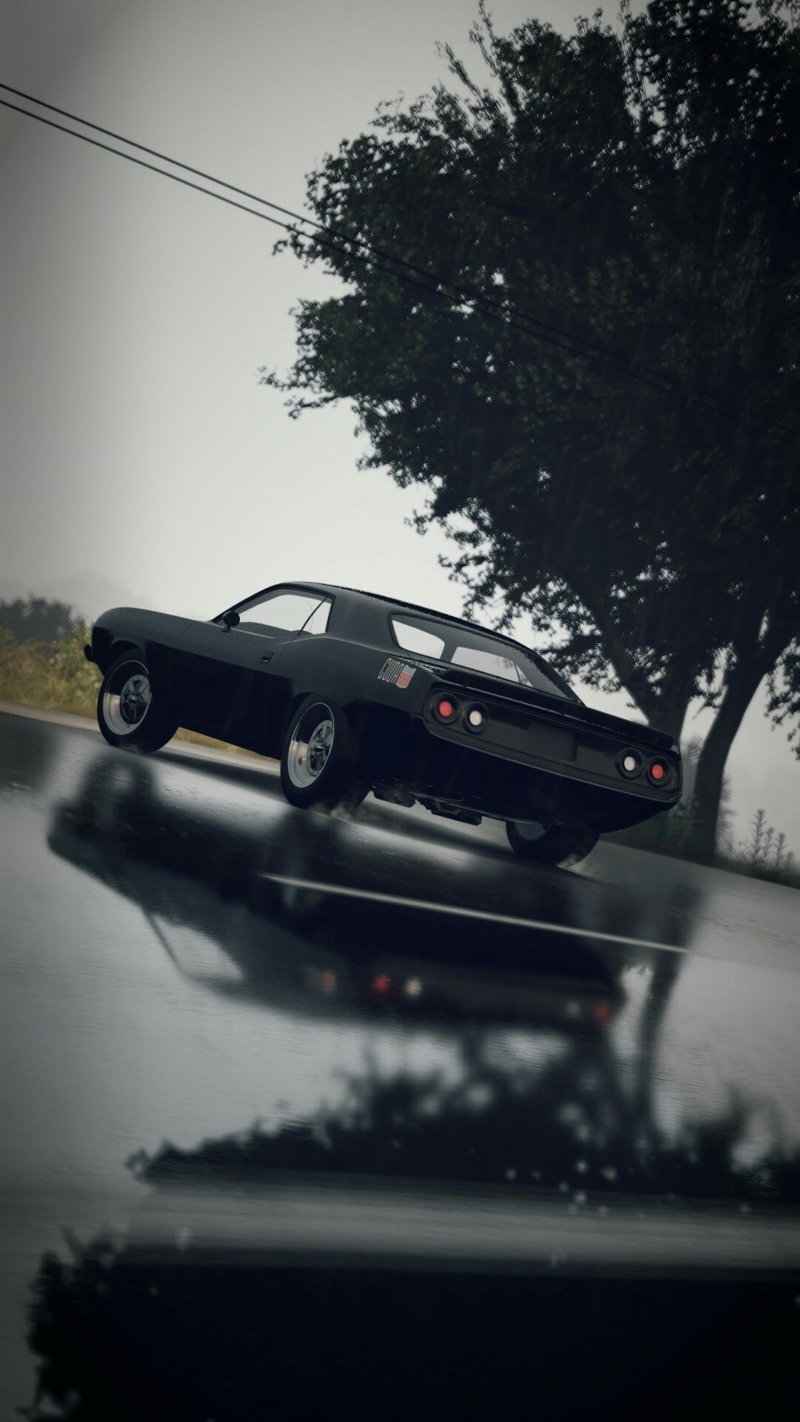 Un coche negro conduciendo por la carretera bajo la lluvia (coches, coche deportivo, dodge, coche musculoso, coche clásico)