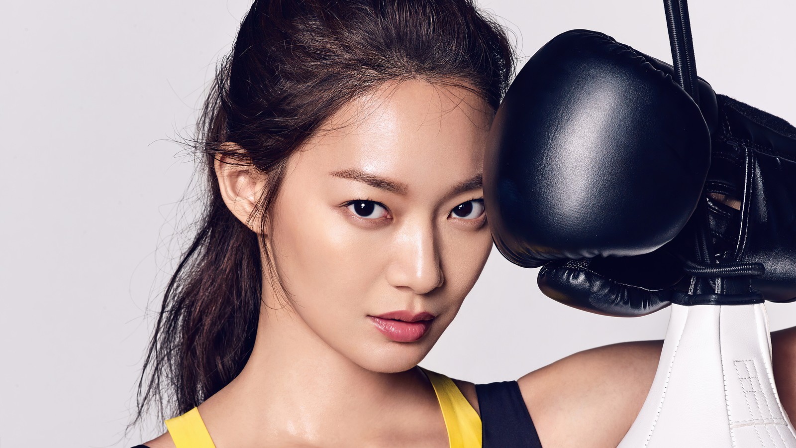 Un gros plan d'une femme portant un gant de boxe (shin min a, 신민아, coréen, célébrité, filles)