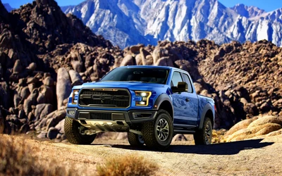 Camion Ford F-Series dans un terrain hors route avec un arrière-plan de montagne