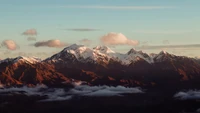 Majestosas montanhas cobertas de neve ao pôr do sol