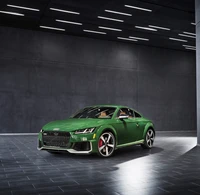 2022 Audi TT RS Coupé Edição Patrimônio em verde marcante, contra um fundo moderno e elegante.