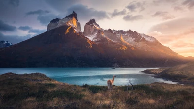 Montañas majestuosas y aguas serenas al amanecer