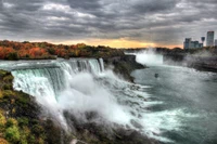 Chutes américaines majestueuses au fleuve Niagara avec des eaux en cascade et des couleurs d'automne.