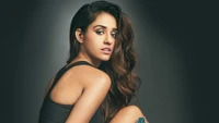 Portrait élégant d'une actrice de Bollywood avec des cheveux bruns ondulés