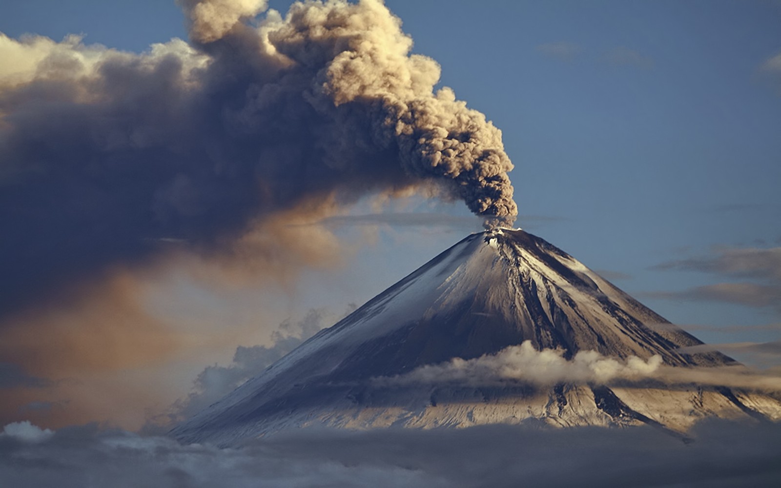 Luftaufnahme eines berges mit einer rauchfahne, die herauskommt (vulkan, stratovulkan, vulkanlandschaft, schildvulkan, wolke)