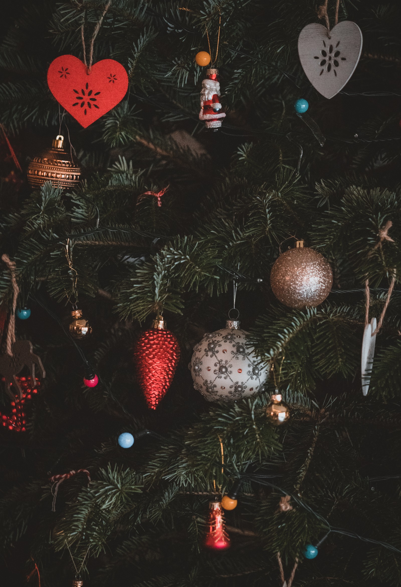 Hay muchos adornos en el árbol de navidad en la oscuridad (día de navidad, adorno de navidad, árbol, navidad, ramo)