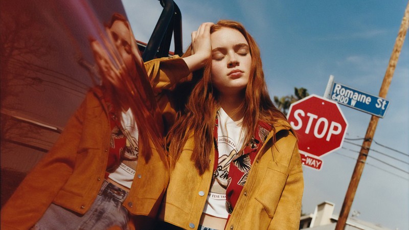 Блондинка, прислонившаяся к стоп-знаку (сэди синк, sadie sink, знаменитость, рыжие волосы, актриса)