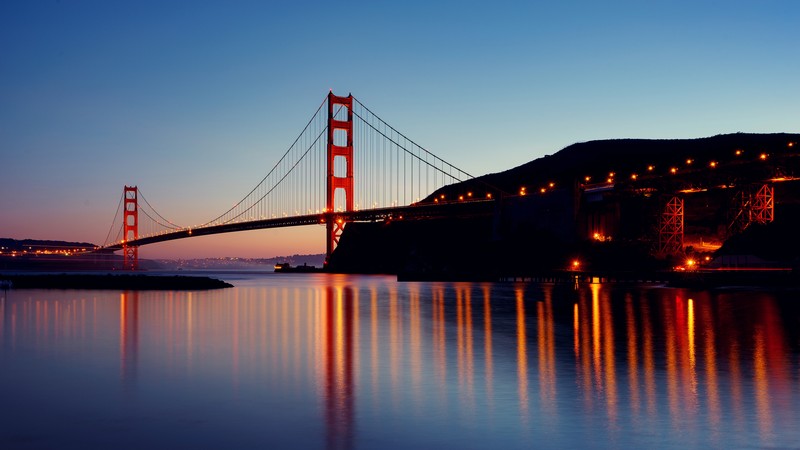 Вид на мост, освещенный ночью (мост золотые ворота, golden gate bridge, живописный, закат, отражения)