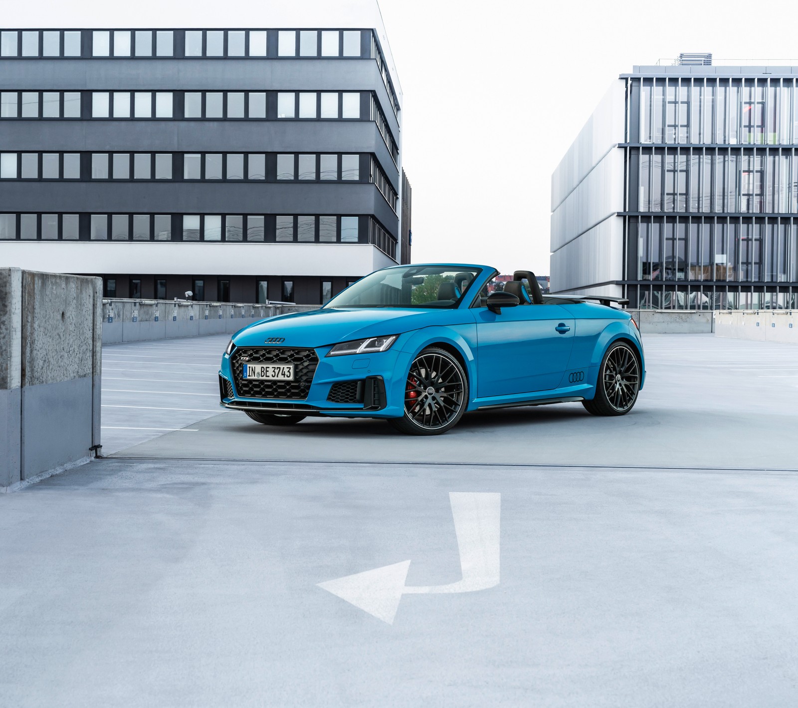 Un primer plano de un audi roadster azul estacionado en un aparcamiento (audi tts competition plus roadster, 2021, 5k, 8k, coches)