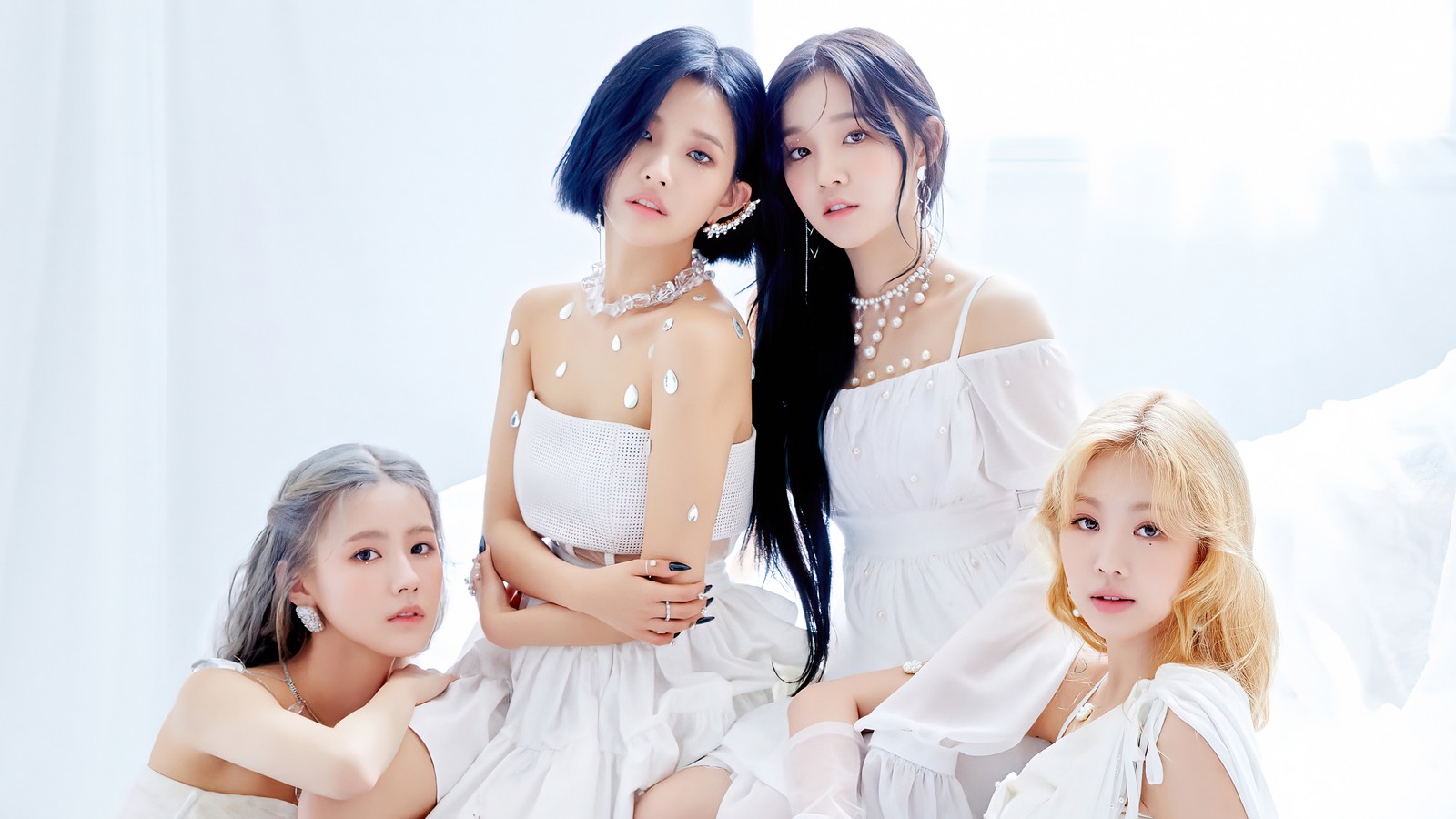 Trois femmes en robes blanches posent pour une photo dans une pièce blanche (gi dle, gidle, 아이들, kpop, k pop)