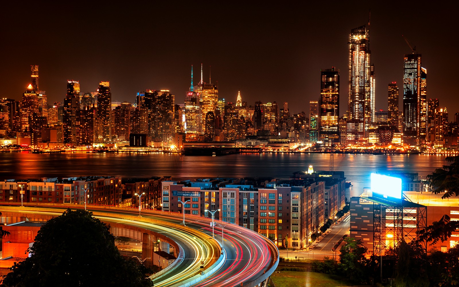 Vista aérea de una ciudad de noche con larga exposición de luces (nueva york, new york city, nueva jersey, paisaje urbano, luces de la ciudad)