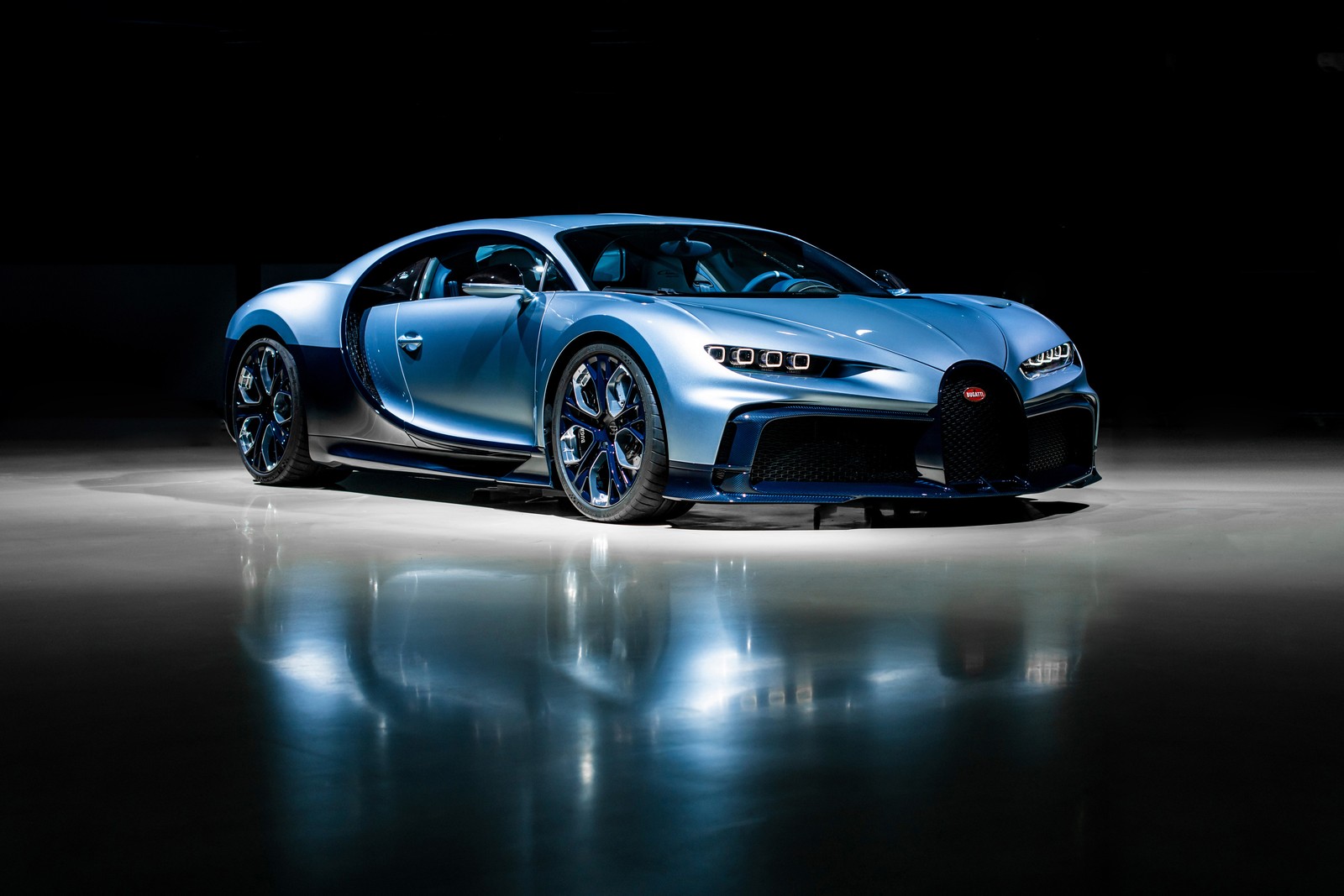 Скачать bugatti chiron profilee, спортивные автомобили, тёмный фон, машины, обои 4k бесплатно