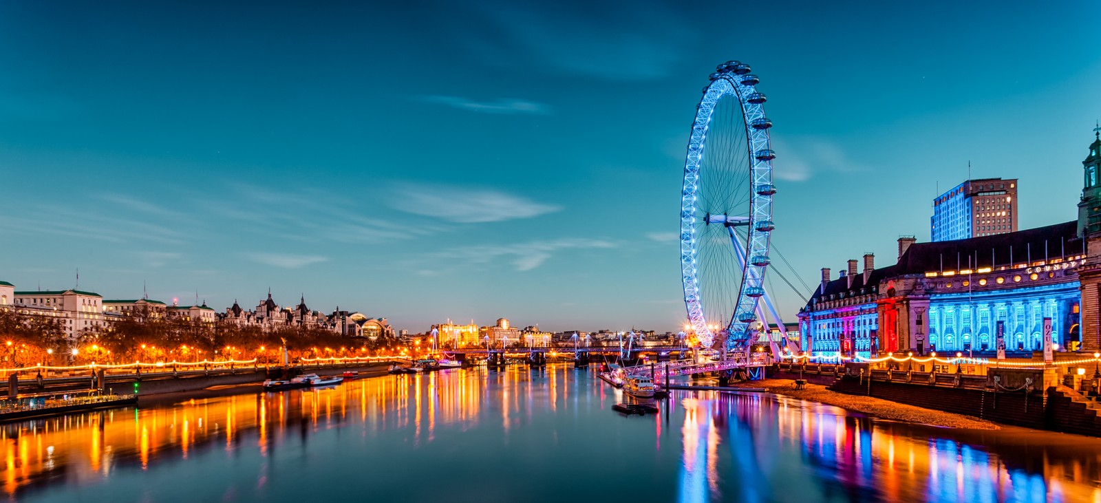 Uma vista da london eye à noite com as luzes acesas (marco, reflexo, área urbana, atração turística, água)