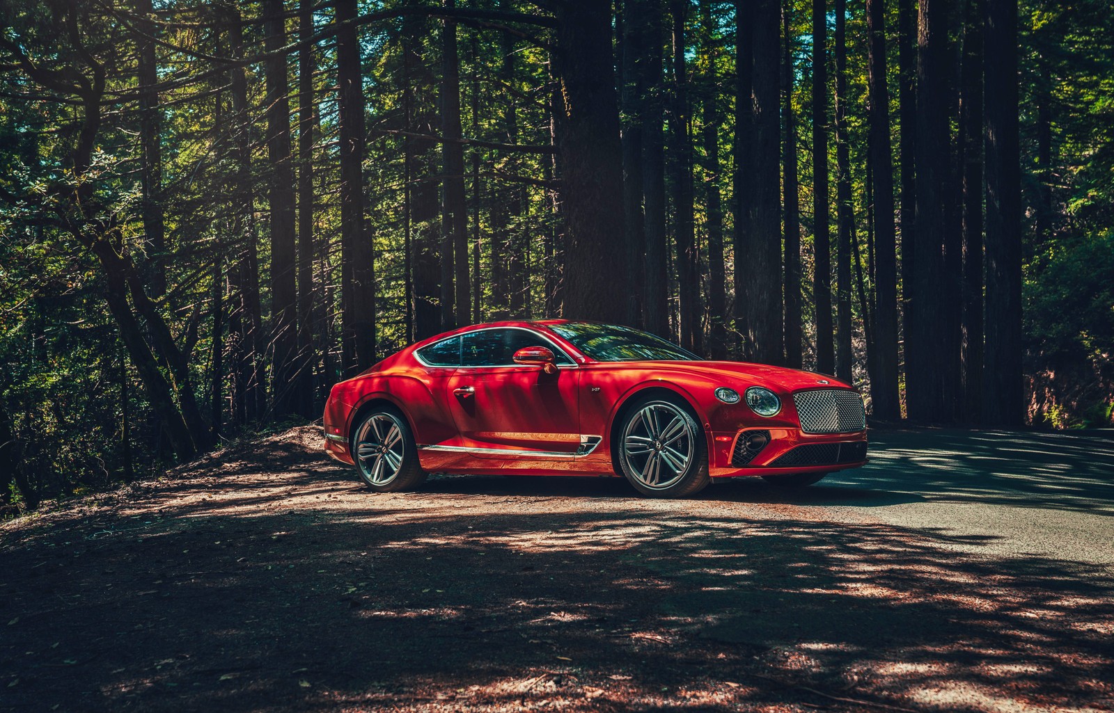 Um carro bentley vermelho estacionado em uma estrada na floresta (bentley continental gt, supercarro, 2020, 5k, carros)