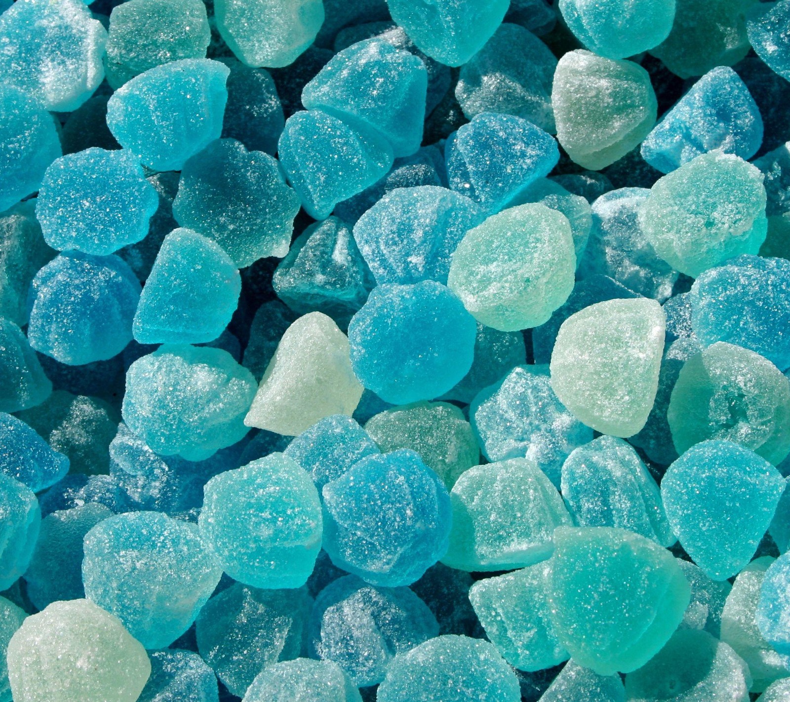 Eine nahaufnahme von einem haufen blauer und grüner gummibärchen (bild, nett)