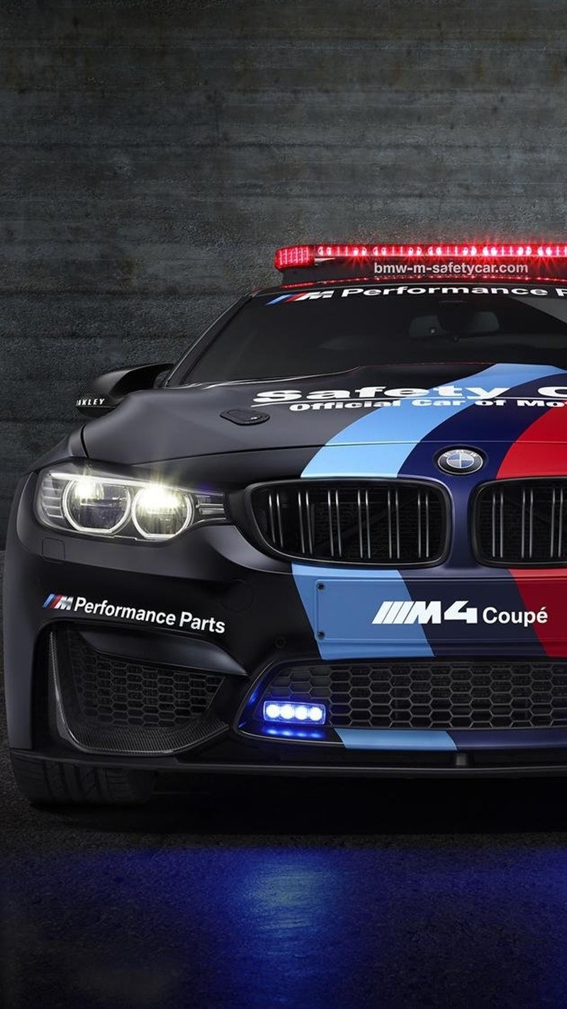 Полицейская машина bmw m4 купе с включенными огнями в темной комнате (bmw, машина, полиция, скорость)