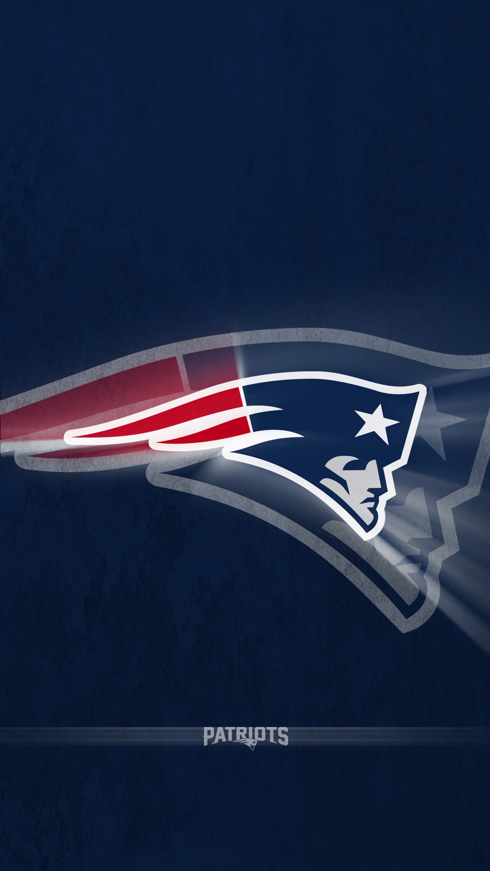 Um close do logotipo dos new england patriots em um fundo azul (boston, futebol, massachusetts, nova inglaterra, nfl)