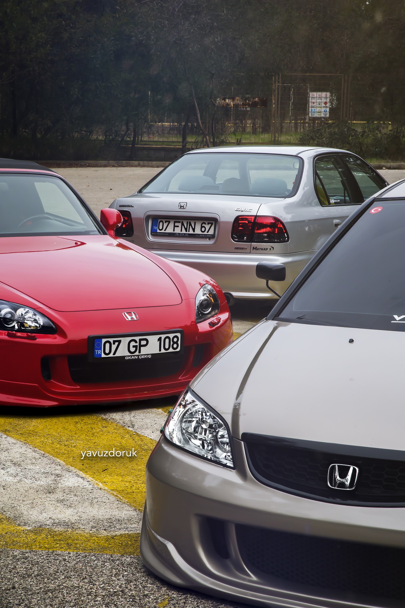 Hay muchos coches estacionados en un aparcamiento, entre ellos un coche rojo (coche, hd, honda, s2000)