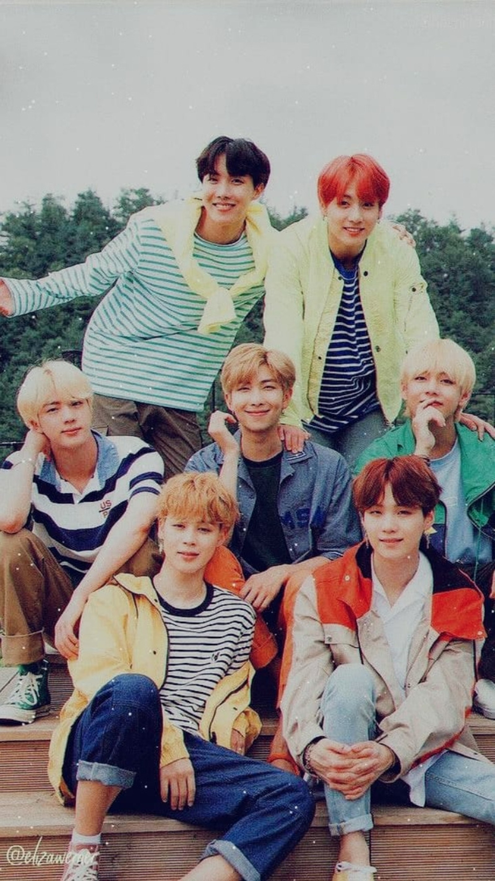 Eine gruppe junger männer posiert für ein foto auf einer treppe (bts, k pop)