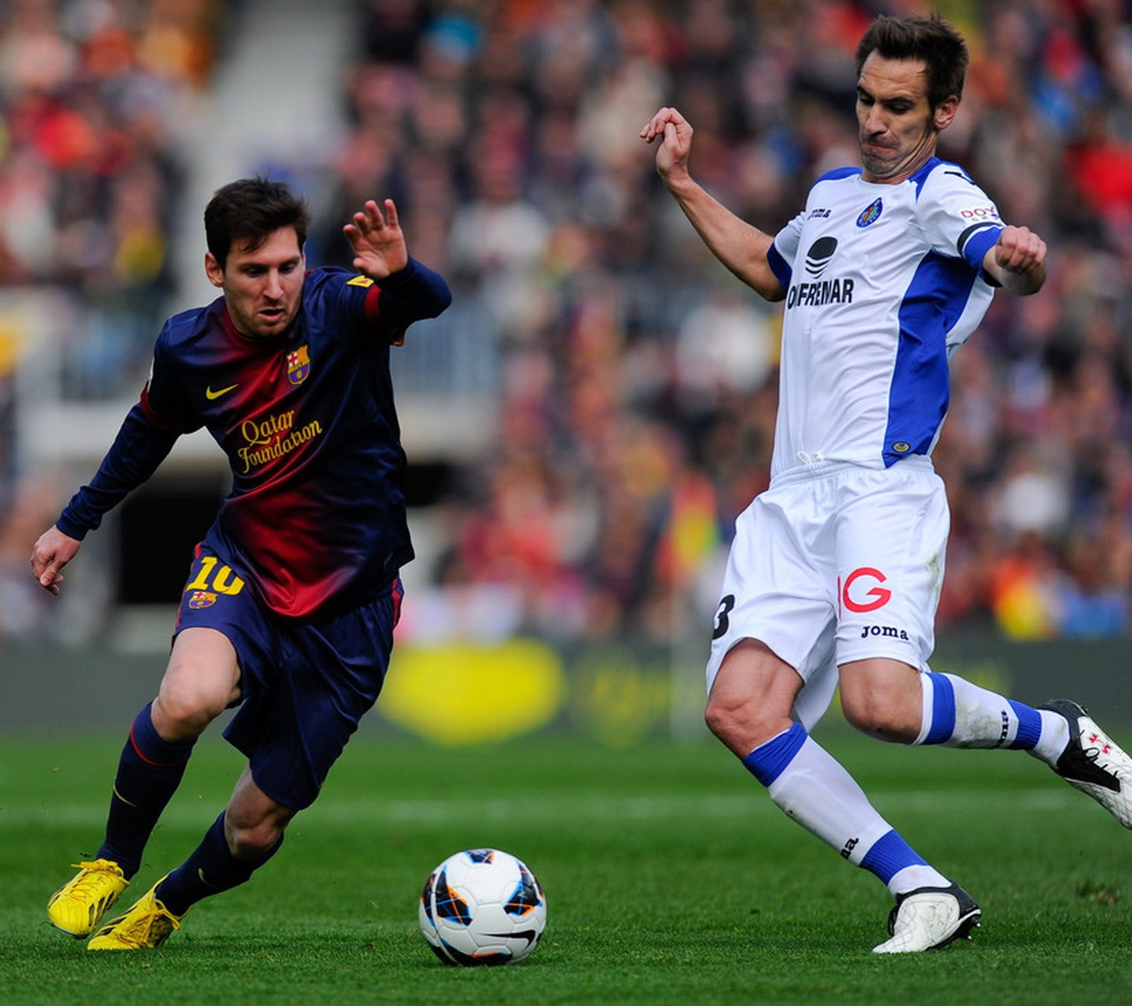 Jogadores de futebol em ação em um campo de futebol durante um jogo (barca, messi)