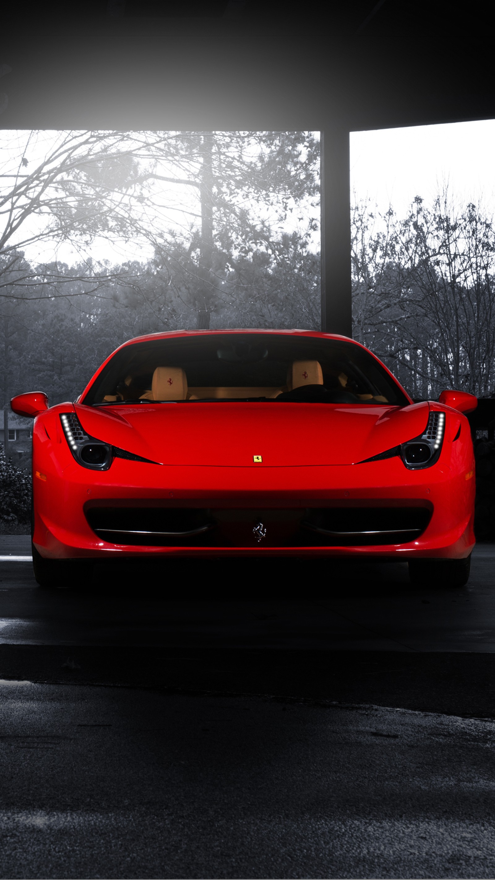 Gros plan d'une voiture de sport rouge garée dans un garage (458, moteur, italien, rouge, vitesse)