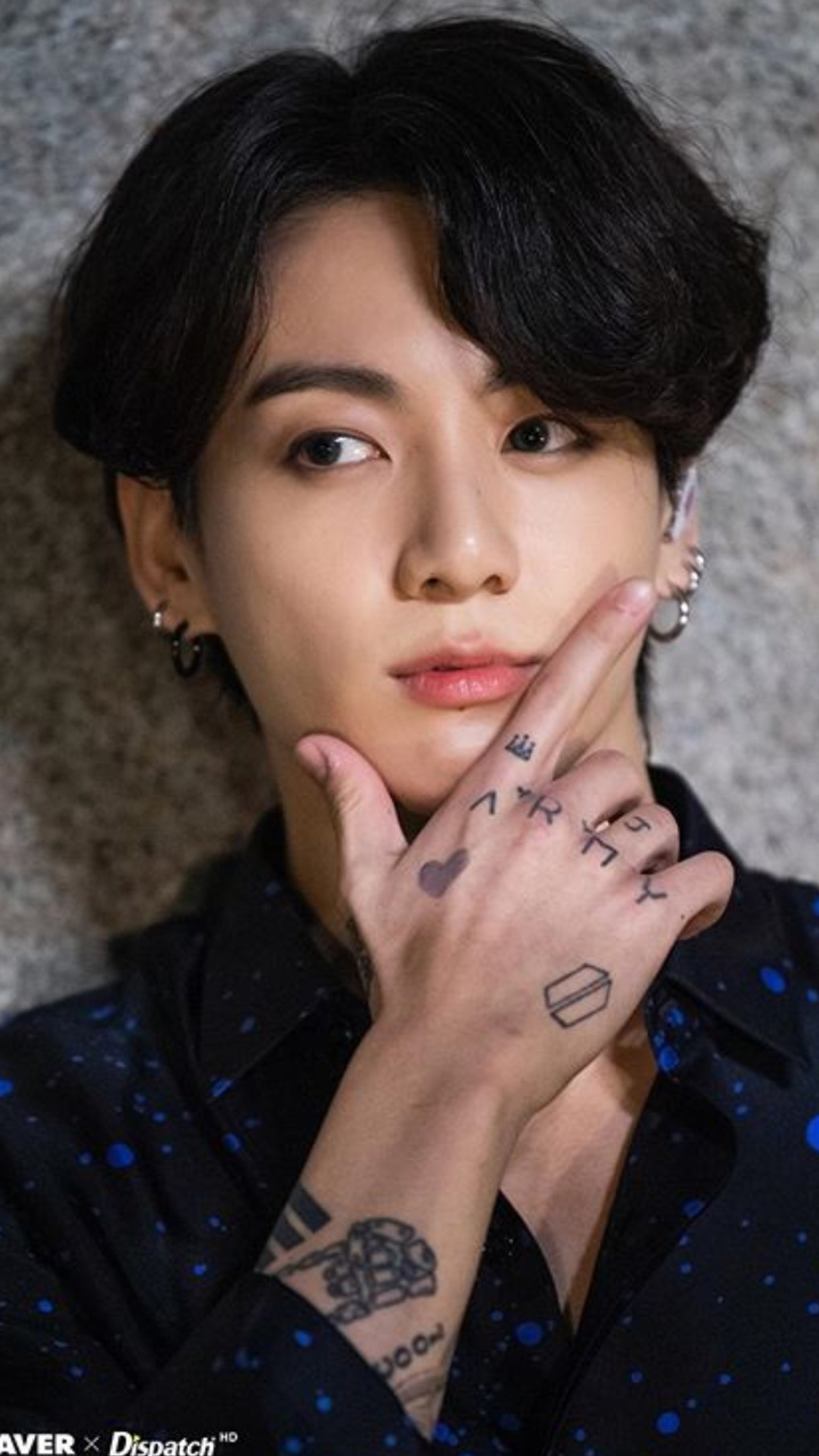 Un gros plan d'une personne avec un tatouage sur la main (bangtan sonyeondan, être, bts, dynamite, maknae doré)