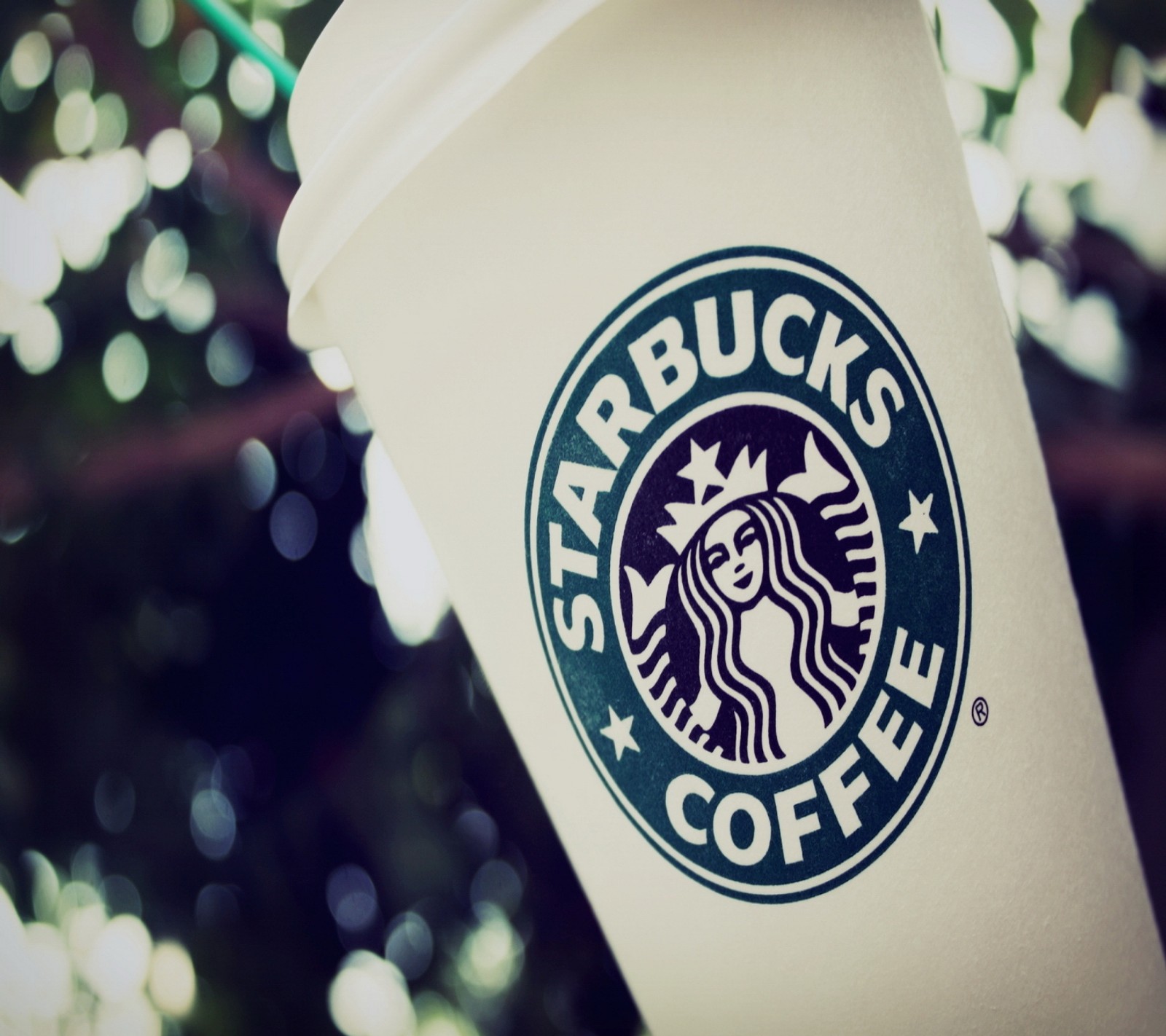 Um copo do starbucks com um canudo verde e o logo do starbucks (café, bebida, hd, starbucks)