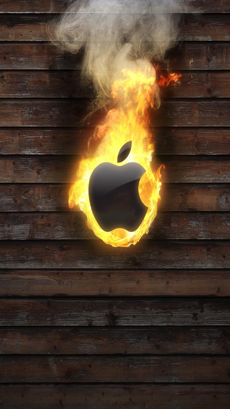 Пламя и дым окружают логотип apple на деревянной стене (яблоко, burning apple, огонь, iphone, дерево)