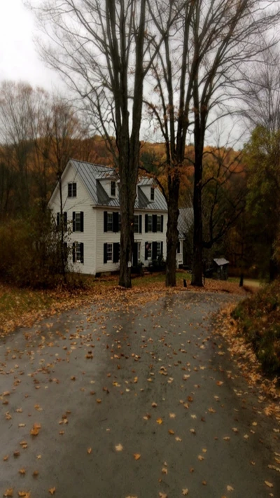 Charmante Maison Blanche entourée de feuillage d'automne