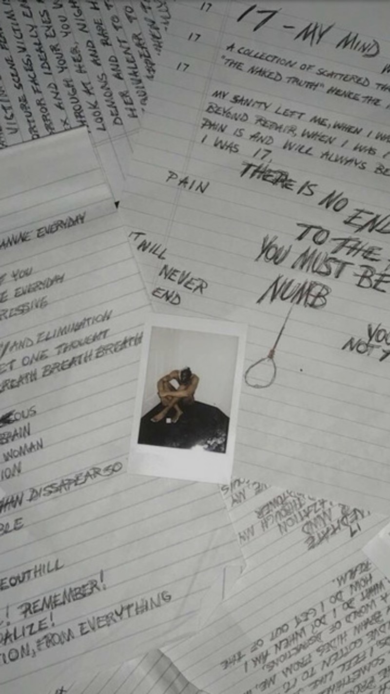 Gros plan d'une pile de papiers avec une image d'un homme (xxxtentacion, xxtentacion, musique, album)