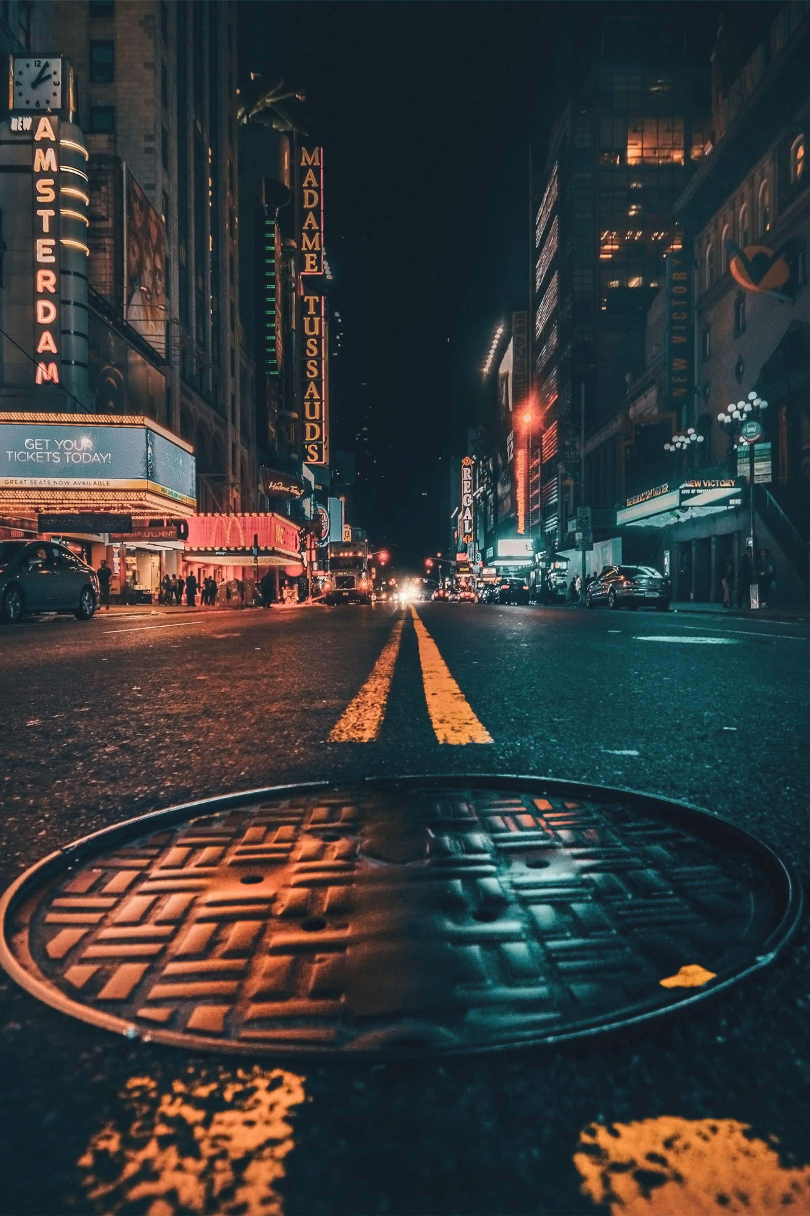 Vue d'une rue de la ville la nuit avec une bouche d'égout (chicago, ville, lumière, lumières, magie)