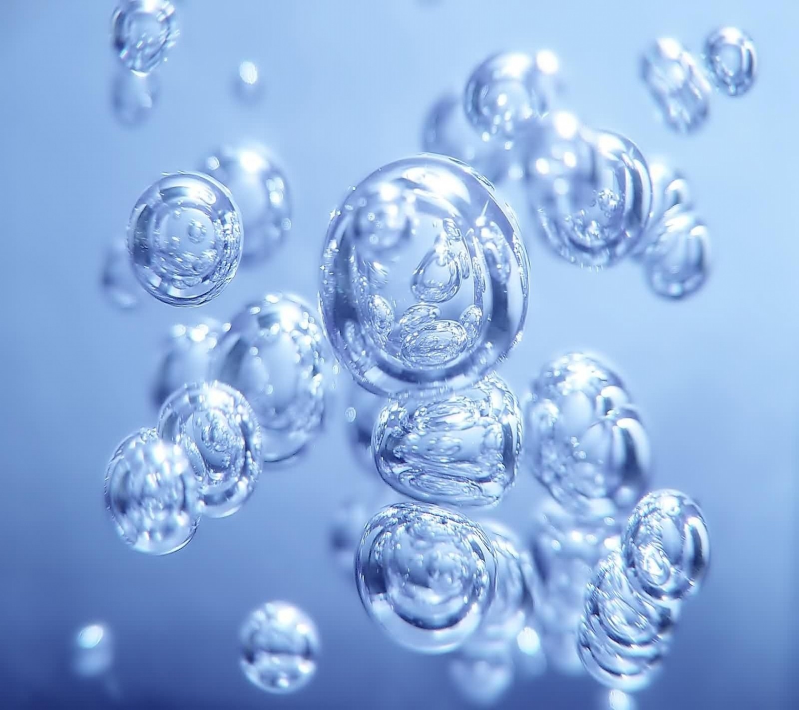 Un primer plano de un montón de burbujas flotando en agua azul (burbujas, hd, naturaleza, agua)