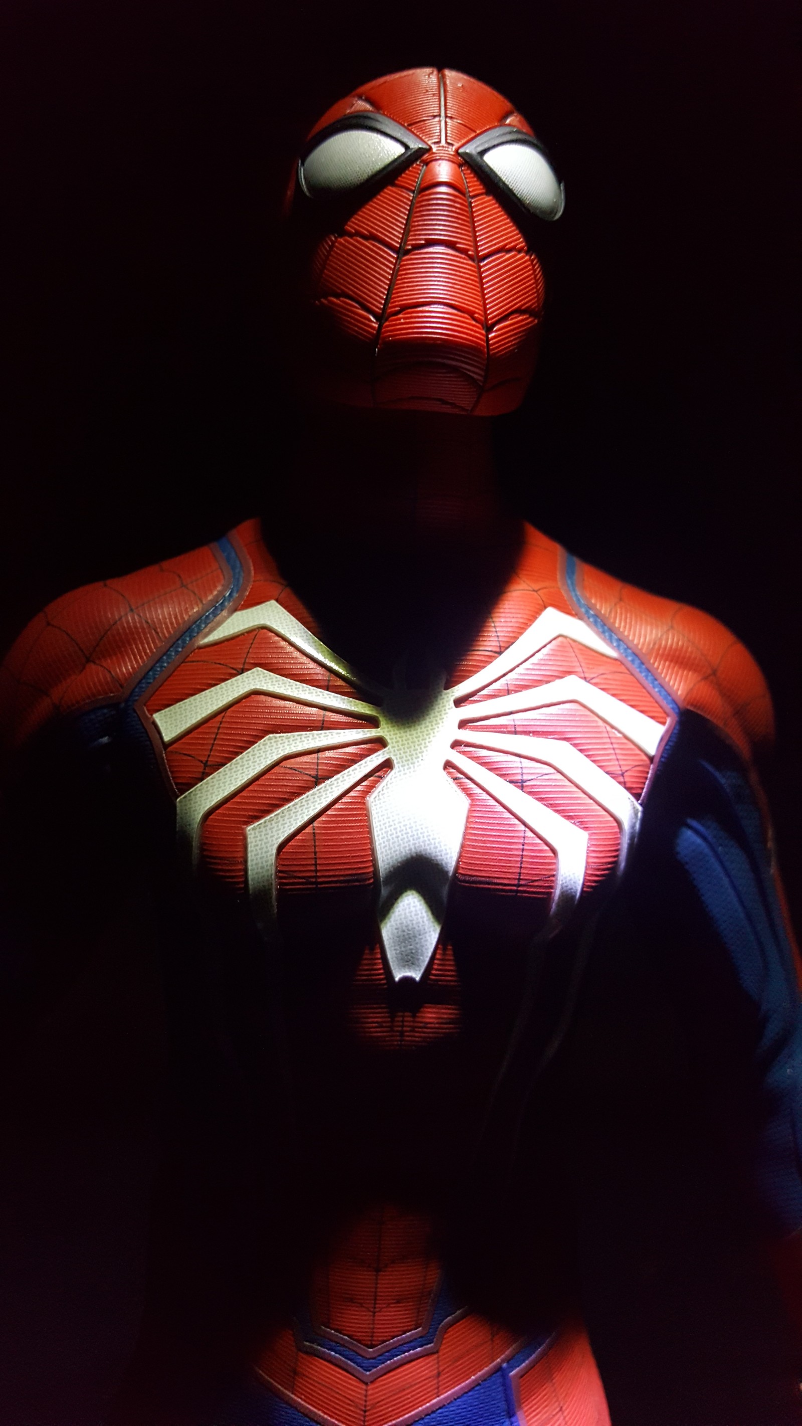 Estátua do homem-aranha em uma sala escura com um fundo vermelho (jogos, marvel, mcu, filmes, playstation)