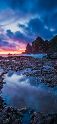 Reflets du crépuscule : paysage serein de la côte rocheuse et des cieux azurés